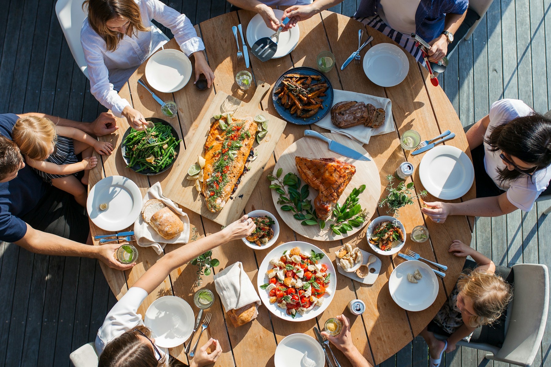 Des collègues partagent un repas autour d'une table
